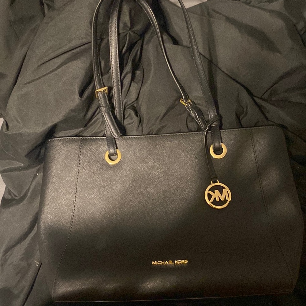 Black Michael Kors bag for sale ! Used 3 times.